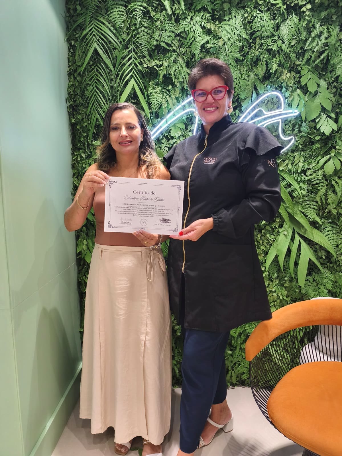 Márcia Brasil entregando o certificado a uma aluna formada